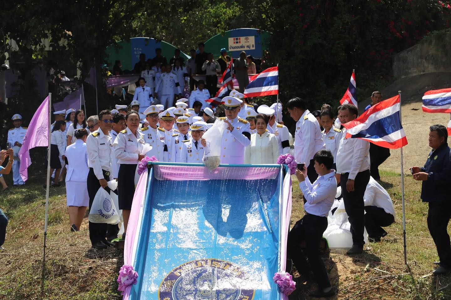 title - ส.ป.ก.ยโสธร ร่วมพิธีปล่อยพันธุ์สัตว์น้ำเพื่อเฉลิมพระเกียรติ เนื่องในโอกาสมหามงคลเฉลิมพระชนมพรรษา สมเด็จพระนางเจ้าสุทิดา พัชรสุธาพิมลลักษณ พระบรมราชินี 